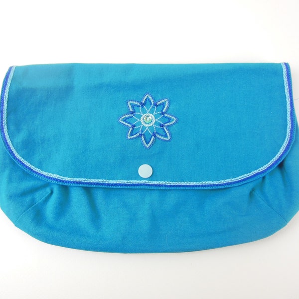 Pochette bleue brodée main