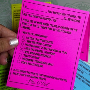 Puede incluir: Una tarjeta rosa brillante con texto negro, que ofrece opciones de apoyo. La tarjeta incluye casillas de verificación para asistencia como comenzar, aclarar instrucciones y necesitar tiempo extra. Firmado por la Sra. O'Neil.