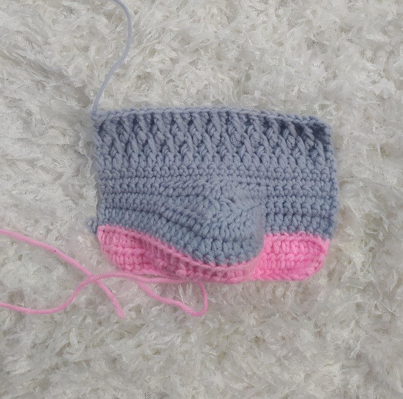 Crochet baby booties worked in rows! Easy peasy crochet baby booties, 10 minutes crochet baby booties, Fast Crochet Baby Booties, crochet baby shoe, crochet baby boots, crochet baby booties, Easy crochet baby booties, Fast and easy crochet baby shoes