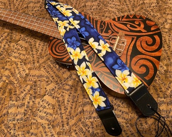 Correia para ukulele acolchoada com plumeria azul: Correia de algodão feita à mão, ajustável de 76 a 130 cm (30 a 51 polegadas).