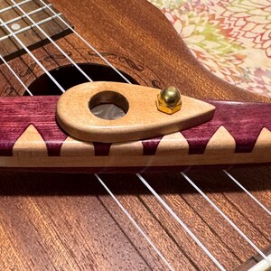 Kazoo artesanal em pau-roxo e bordo com estojo.