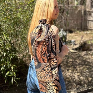 Könnte beinhalten: Rustikales Holzschild mit dem Text "Welcome to our home" in weißen Buchstaben. Das Schild hat eine Used-Optik und ein schlichtes, einladendes Design, perfekt für eine Veranda oder einen Eingangsbereich.