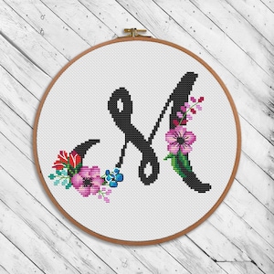 Letra M del monograma floral negro en punto de cruz - diseño botánico