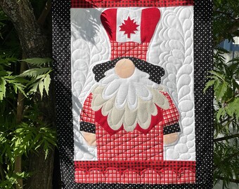 O' Canada Gnome Wall Hanging / Canadá / Canadá / Día de Canadá / Gnomos de jardín / Bandera de Canadá / Hoja de arce / Edredón