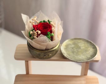 Copa de piedra mineral dorada fundida a mano con rosa roja preservada / Detalle floral artesanal