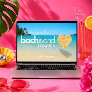 Op de afbeelding: Een laptopscherm met een digitale uitnodiging tegen een tropische strandachtergrond, de tekst "YOU'RE INVITED TO NAME'S bach island LOCATION" en "JUNE 1 TO JUNE 4", en een gouden glitterhart-afbeelding aan de rechterkant van het scherm.