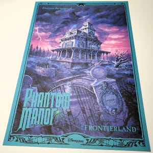 Póster de Phantom Manor Póster auténtico de Disney Art Euro Disneyland Paris Frontierland Litografía de 12 x 18 Mansión encantada Fantasmas sombríos y sonrientes
