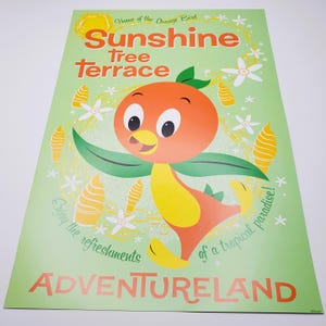 Póster de pájaro naranja Sunshine Tree Terrace Impresión auténtica de atracción de Disney Magic Kingdom Adventureland Litografía de 12 x 18 Walt Disney World