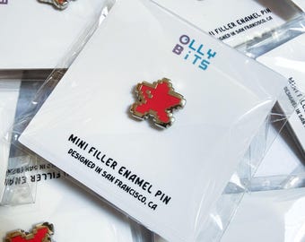 Mini pin de esmalte de relleno Pixel Star rojo (plateado) (0,5")