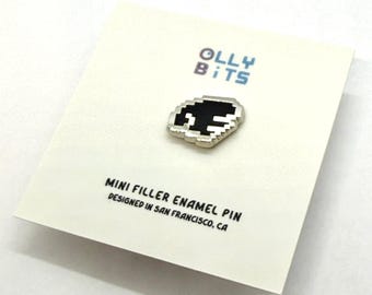 Mini pin de esmalte de relleno de ala derecha negra (plateado) con diseño de Chibi Pixel Wing (0,5")