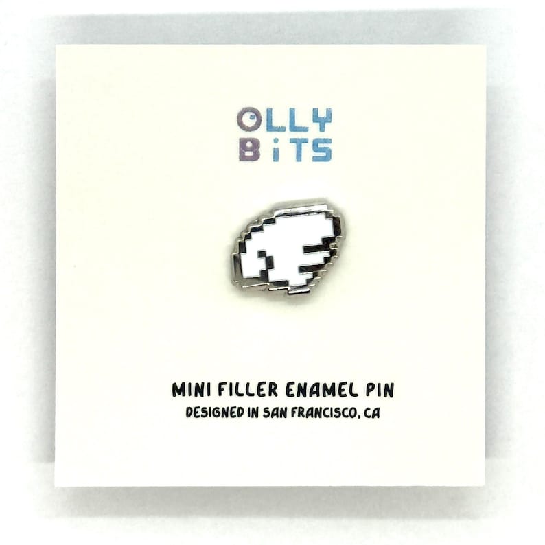 Puede incluir: Pin de esmalte blanco y plateado con un dise&ntilde;o pixelado en forma de nube. El pin est&aacute; sobre una tarjeta blanca con el texto "Olly Bits" y "Mini Filler Enamel Pin Designed in San Francisco, CA."