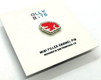 Mini pin de esmalte de relleno de ala roja izquierda (plateado) con diseño de Chibi Pixel Wing (0,5")