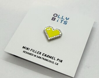 Pin esmaltado de relleno pequeño de corazón pixelado amarillo (bañado en plata) (0,5")