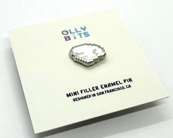 Mini pin de esmalte de relleno de ala píxel Chibi con ala izquierda blanca (plateado) (0,5")