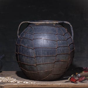 Vaso vintage ucraino in terracotta nera con cestello in filo metallico / Grande recipiente rustico in ceramica / Decorazione in stile rustico