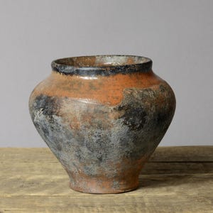 Antikes Ukrainisches Tongefäß | Schwarz mit brauner Glasur | Wabi-Sabi Dekor | 638