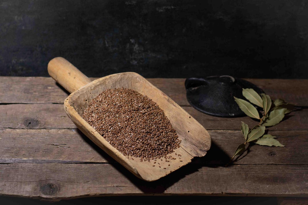 4. 手彫りの木製穀物スクープ：アンティークで素朴な農家風インテリア