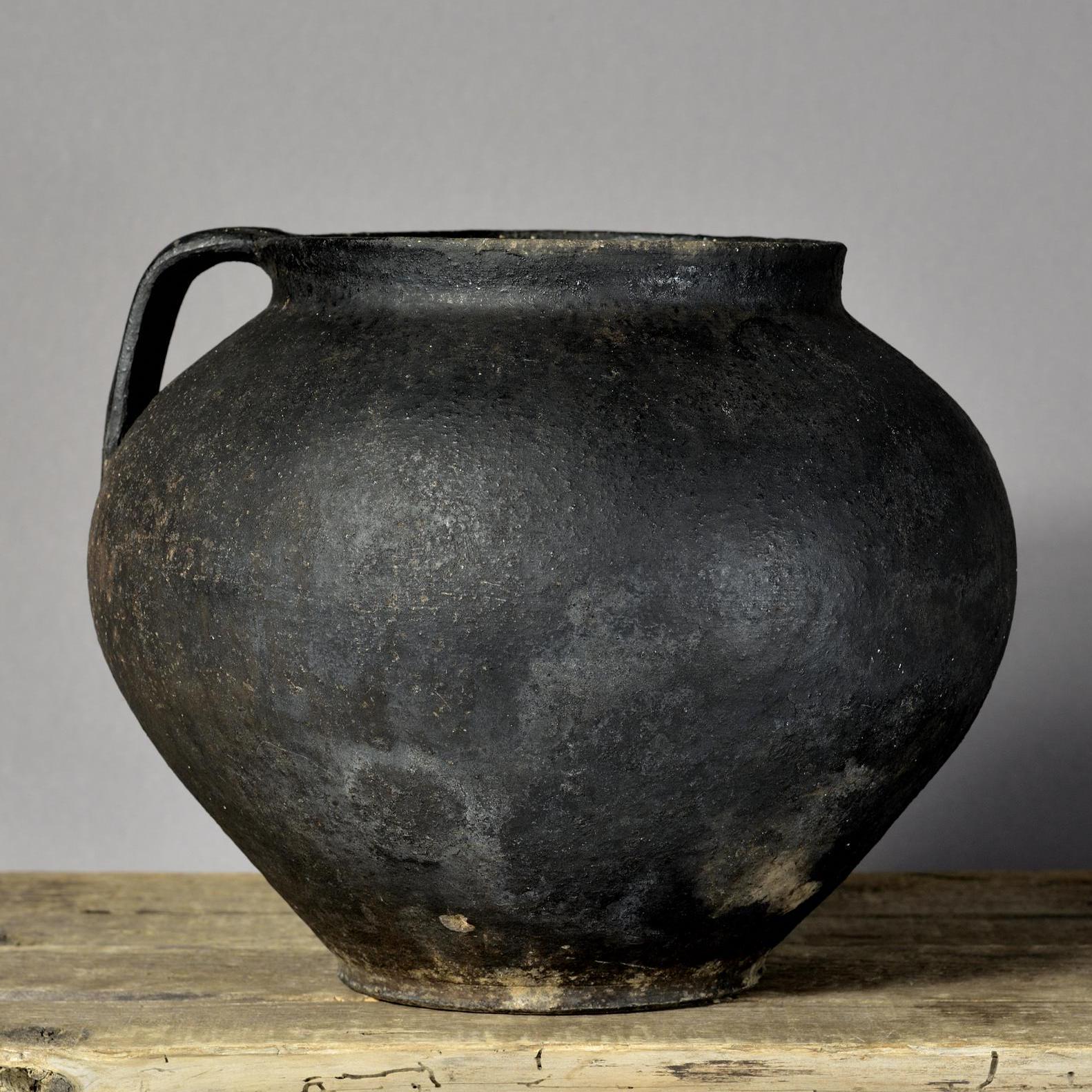 陶器製 茶釜 独特な模様 410 Antique Round Black Clay Pot With Handle, Vintage Pot
