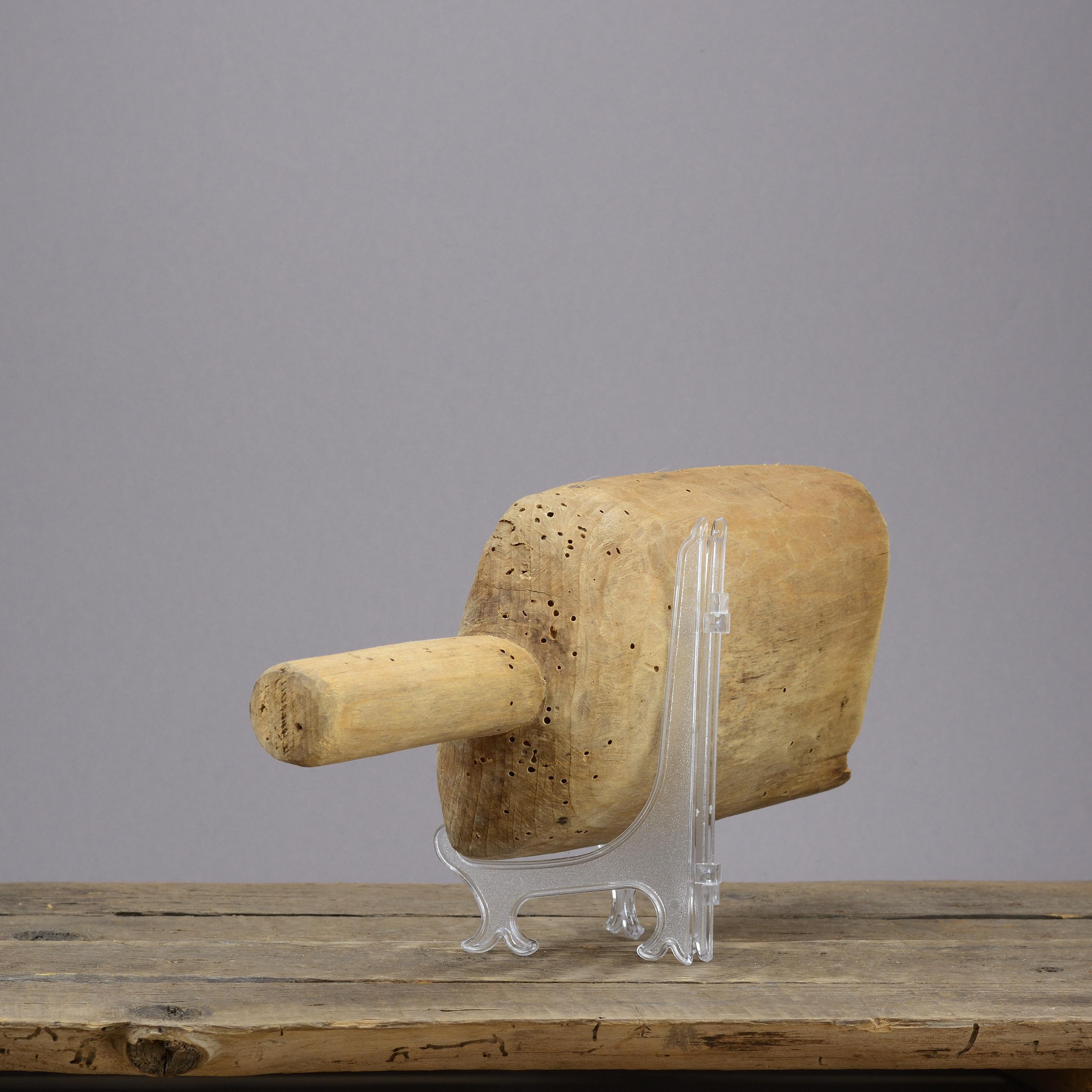 4. 手彫りの木製穀物スクープ：アンティークで素朴な農家風インテリア