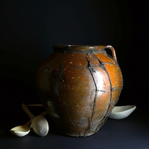 Vaso antico ucraino in terracotta con decorazione a filo metallico / Grande recipiente in terracotta / Decorazione rustica da fattoria / Ceramica Wabi-Sabi / Ceramica popolare