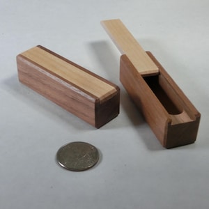 Peut inclure: Ensemble de trois mugs en céramique avec une finition mate et mouchetée. Les mugs sont de couleur crème, gris clair et gris foncé. Chaque mug a un design simple et minimaliste, idéal pour le café ou le thé.