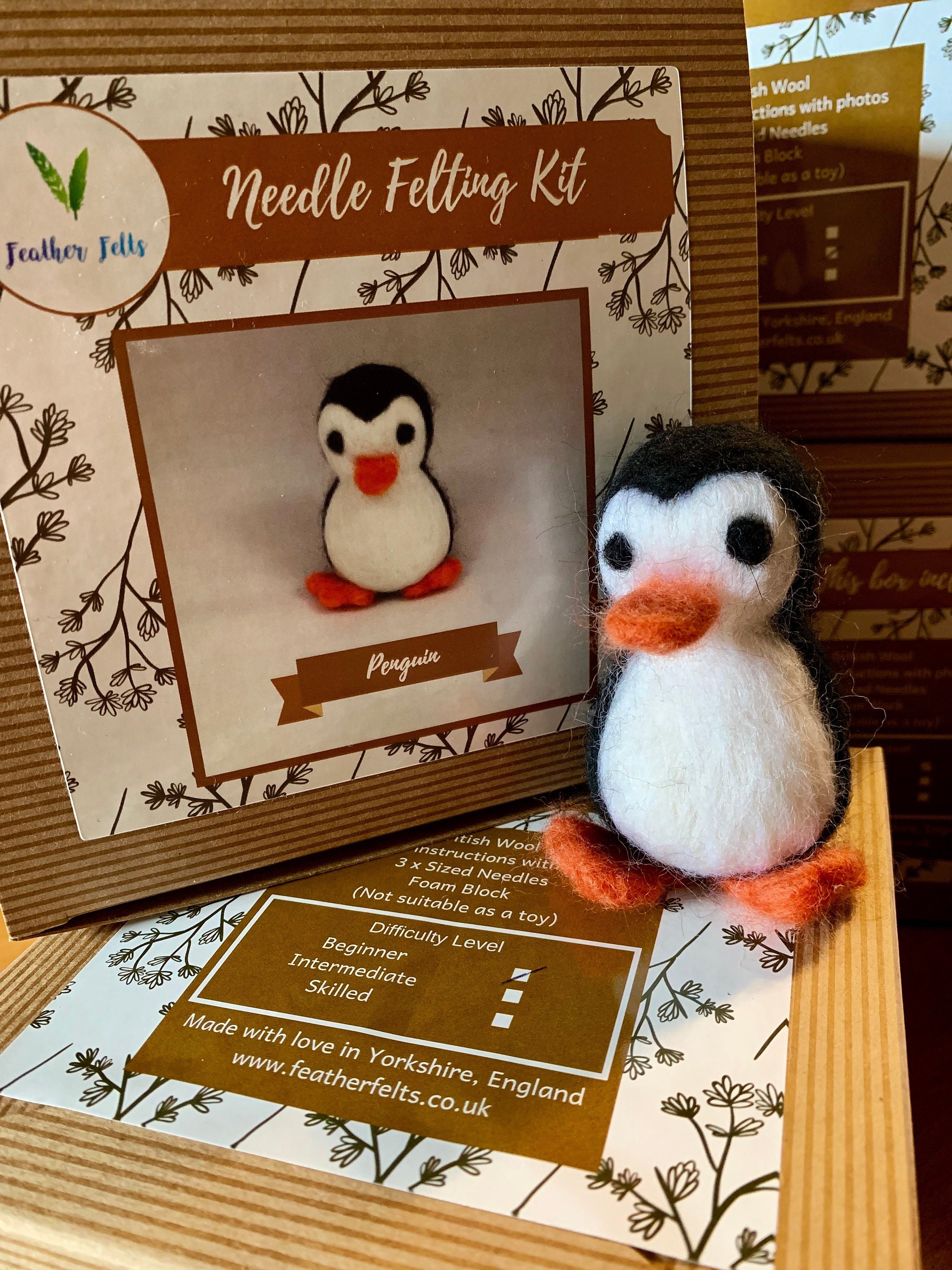 Kit Feutrage à L'aiguille 'Sleepy Penguin' (manchot Endormi) Wizardi - DIY Laine, Neuf, Référence F07N8-W115