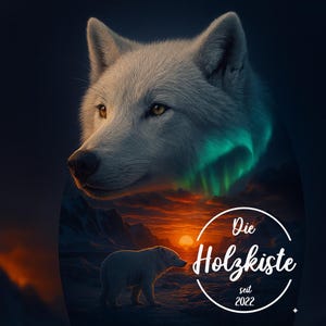 Könnte beinhalten: Digitales Kunstwerk mit einem weißen Wolf mit gelben Augen und einem grünen Nordlichteffekt. Ein Eisbär steht vor einem Sonnenuntergang. Der Text "Die Holzkiste seit 2022" ist zu sehen.