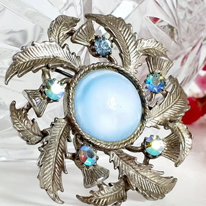 Vintage bloemenbladnevelkrans nepblauwe maansteen en Aurora Borealis-broche, speld, zilverkleurig metaal