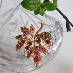 Vintage bloemen bladspray boeket roze strass broche, speld, goudkleurig metaal