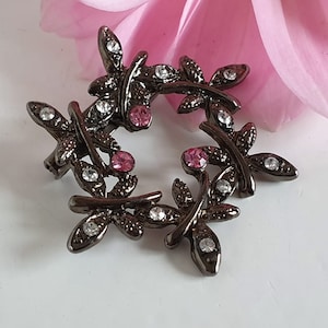 Vintage bloemenbladkrans roze diamanté en marcasietbroche, speld, tinnen metaal