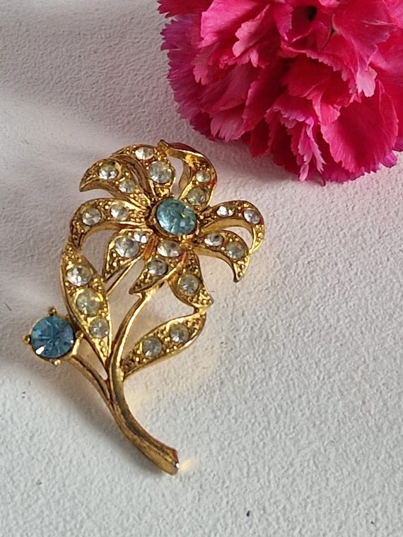 Broche Fantaisie Fleurs En Strass Sur Métal Doré - Marque Novitex, Occasion