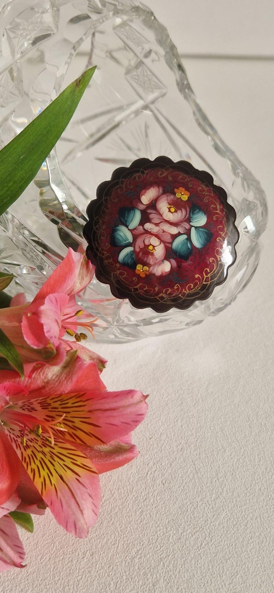 Broche Russe Fleurs Rouge Et Jaunes - Auteur Kolossova, En Bois, Neuf Avec étiquettes