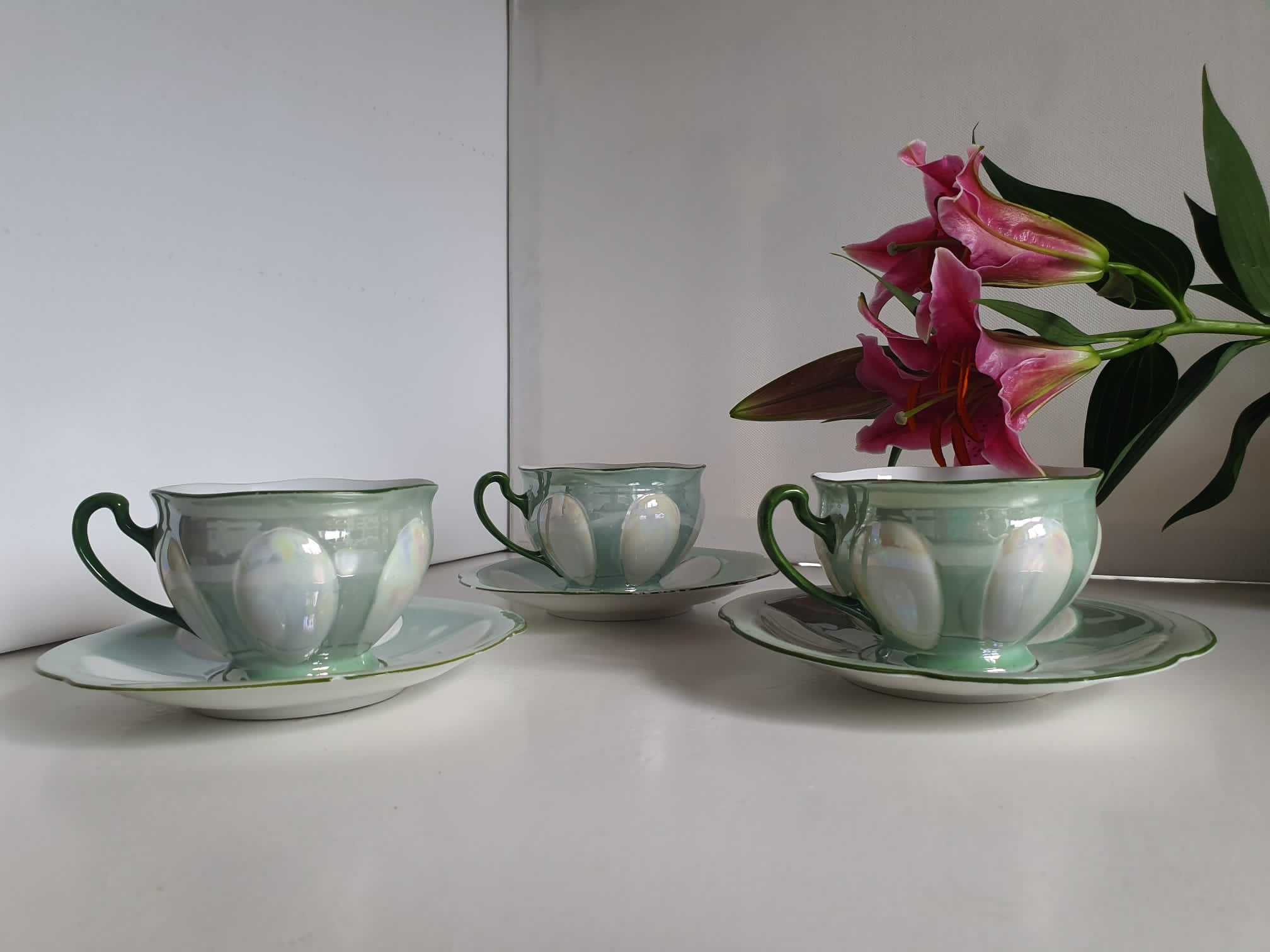 art déco p.a.l.t tchéco-slovaquie porcelaine lustre iridescent green teacup & saucer set of 3. | 1x soucoupe ébréchée, voir description