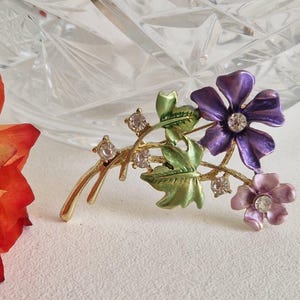 Vintage bloemenbloemtros, boeket heldere kristallen strass- en emailbroche, speld, goudkleurig metaal