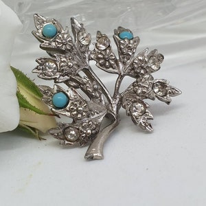 Vintage bladnevel broche van imitatieturkoois en strassteentjes, speld