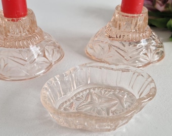 Candelieri vintage in vetro rosa stile Art Déco, 2 portacandele e vassoio portagioie