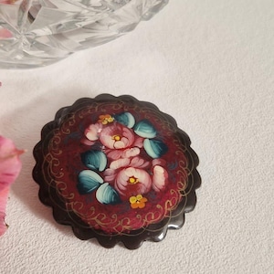 Broche vintage ruso firmado con flor lacada pintada a mano en rojo y negro