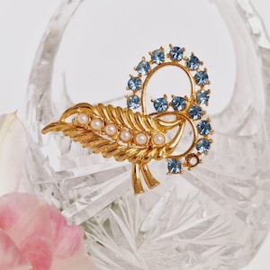 Vintage nepparel en blauwe strass bladspray boeket broche, speld, goudkleurig metaal (steen ontbreekt)