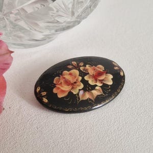 Broche vintage ruso pintado a mano con flores lacadas y firmadas en negro