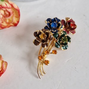 Vintage bloementrui, boeket veelkleurige strass- en emaille broche, speld, goudkleurig metaal