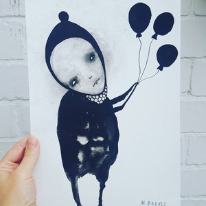 Puede incluir: Una ilustración en blanco y negro de una persona con una cabeza grande y un cuerpo pequeño que sostiene tres globos negros. La persona lleva un sombrero negro y un collar de perlas. El fondo es blanco.