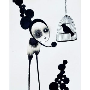 Puede incluir: Una ilustración en blanco y negro de una persona con una cabeza grande y piernas largas y delgadas. La persona está mirando a un pájaro en una jaula que cuelga del techo. La imagen es un diseño simple y minimalista.