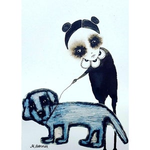 Puede incluir: Una ilustración en blanco y negro de una niña con rasgos de panda paseando a un perro azul. La niña lleva un vestido negro con un cuello blanco y tiene el pelo negro con dos lazos blancos. El perro tiene una cola larga y mira al espectador.