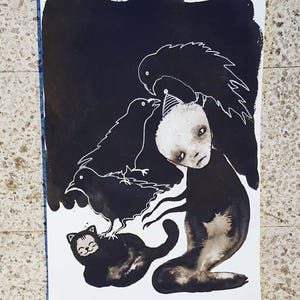 Può includere: Illustrazione in bianco e nero con una figura con un cappello da festa, circondata da corvi e un gatto. L'opera d'arte ha uno stile cupo e stravagante, con un forte contrasto.