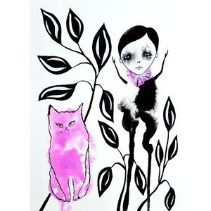 Puede incluir: Una ilustración en blanco y negro de una persona con un lazo morado de pie en una rama con hojas negras. Un gato rosa con ojos negros y bigotes se sienta en la rama de abajo.