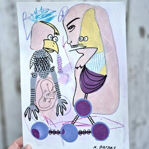 Puede incluir: Una pintura de acuarela de dos figuras, una con cabeza de pájaro y la otra con cabeza humana. La figura con cabeza de pájaro tiene un cuerpo rosa, plumas azules y un pico gris. La figura con cabeza humana tiene un cuerpo rosa, cabello amarillo y un vestido morado. Las figuras están de pie sobre una plataforma morada y azul. La pintura está firmada "M. Barnes".