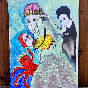 Puede incluir: Una pintura de acuarela de una escena fantástica con un pulpo de corona roja, una niña con un vestido amarillo, una figura coronada con un sombrero rosa y una figura negra con un cuello blanco. El fondo es una lavada de acuarela azul y verde.