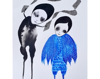 Pode incluir: Pintura em aquarela de duas figuras. Uma figura é preto e branco e tem um corpo longo e fino. A outra figura é azul e tem uma forma de pássaro. As figuras estão sobre um fundo branco.