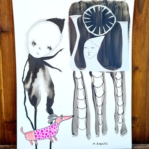 Puede incluir: Dibujo en tinta negra y blanca de tres figuras. La figura de la izquierda es una persona con una cabeza grande y piernas largas. La figura del centro es una persona con una cabeza grande y piernas largas. La figura de la derecha es un perro con lunares rosas. El dibujo está firmado "M. BARNES".