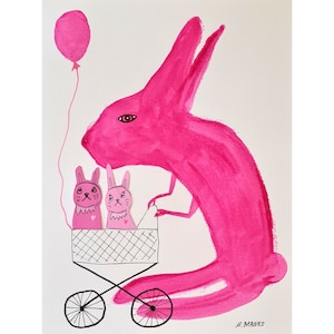 Puede incluir: Un conejo rosa empuja un cochecito con dos conejos rosas dentro. El conejo que empuja el cochecito tiene un ojo grande. El cochecito tiene un patrón de cuadros negros y blancos.